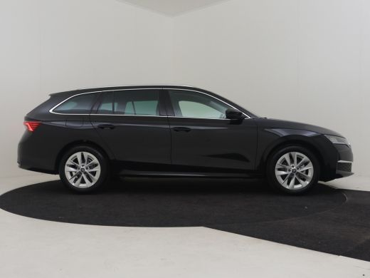 Skoda Octavia Combi Business Edition Plus | Achteruitrijcamera | Chromen grille | Dynamic Chassis Control ActivLease financial lease
