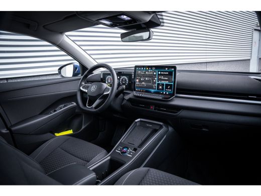 Volkswagen T-Roc Life First Edition | 'App-Connect' draadloze smartphone integratie | Automatische afstandsregelin... ActivLease financial lease