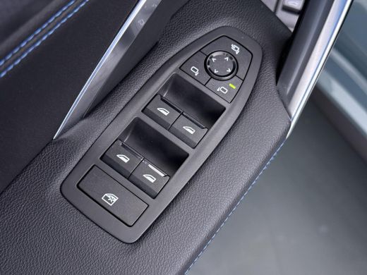 BMW iX1 xDrive30 67 kWh VAN &euro; 41.900,- VOOR &euro; 38.440,- UW LENTEVOORDEEL: &euro; 3.460,-!| M-SPORT| COMPLEET | ... ActivLease financial lease