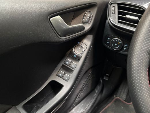 Ford Fiesta 1.0 EcoBoost ST Line (APPLE CARPLAY, GROOT NAVI, CLIMATE, KEYLESS, PARKEERSENSOREN, SPORTSTOELEN,... ActivLease financial lease