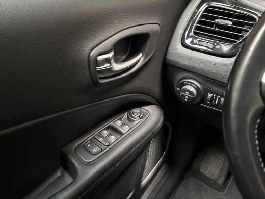 Jeep Compass 1.3T Night Eagle Sport 150Pk Automaat (APPLE CARPLAY, ZWART DAK, GROOT NAVI, CAMERA, GETINT GLAS,... ActivLease financial lease