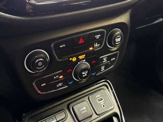 Jeep Compass 1.3T Night Eagle Sport 150Pk Automaat (APPLE CARPLAY, ZWART DAK, GROOT NAVI, CAMERA, GETINT GLAS,... ActivLease financial lease