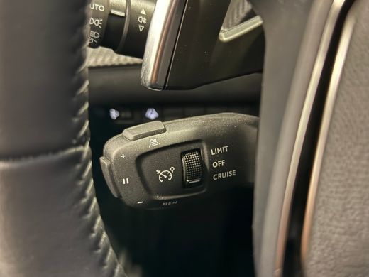 Peugeot 2008 1.2 Hybrid 136 Allure | Stoelverwarming | Camera V+A | Ad. Cruise control | PDC V+A | DAB | Apple... ActivLease financial lease