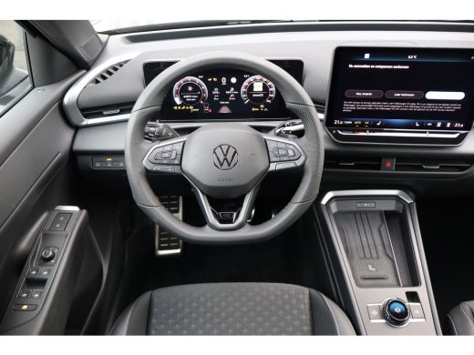 Volkswagen T-Roc R-Line First Edition | 'App-Connect' draadloze smartphone integratie | 30,5 cm display met 2D en ... ActivLease financial lease