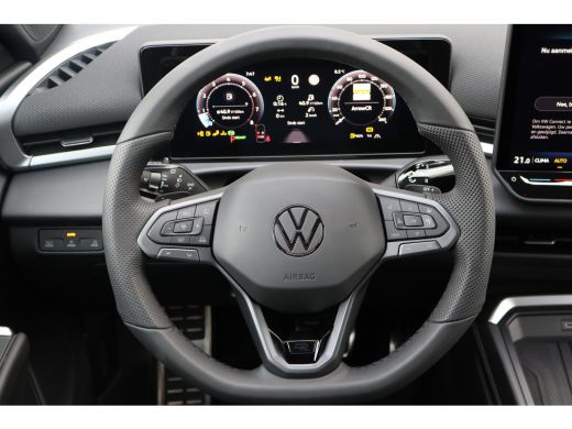 Volkswagen T-Roc R-Line First Edition | 'App-Connect' draadloze smartphone integratie | 30,5 cm display met 2D en ... ActivLease financial lease