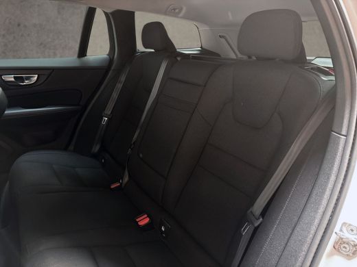 Volvo  V60 2.0 B3 Sport 163Pk Automaat (APPLE CARPLAY, GROOT NAVI, CAMERA, GETINT GLAS, KEYLESS, SPORTSTOELE... ActivLease financial lease