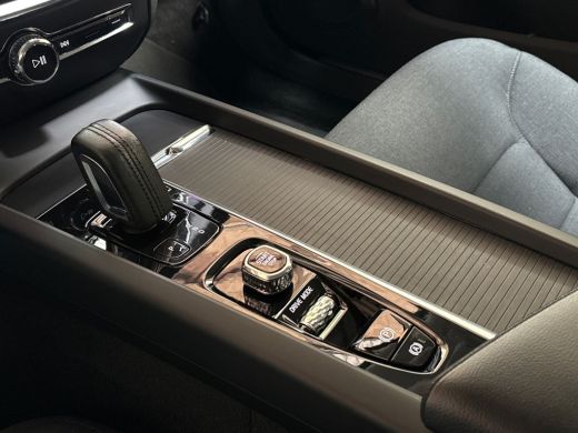 Volvo  V60 2.0 B3 Sport 163Pk Automaat (APPLE CARPLAY, GROOT NAVI, CAMERA, GETINT GLAS, KEYLESS, SPORTSTOELE... ActivLease financial lease