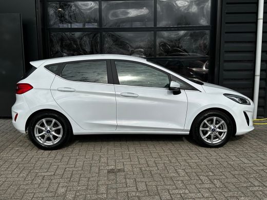 Ford Fiesta 1.0 Titanium | STUUR, STOEL EN VOORRUITVERWARMING| NAVIGATIE + APPLE CARPLAY/ANDROID AUTO| PARKEE... ActivLease financial lease