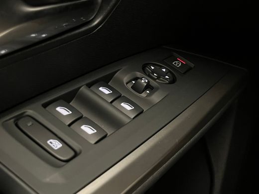 Peugeot 5008 1.2 HYBRID 145PK 7-ZITS ALLURE AUTOMAAT Camera | Stoelverwaming | Cruise | Leder/Stof (AGR) | LED... ActivLease financial lease