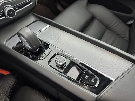 Volvo  XC60 T6 Recharge Ultra Dark | 20" Allseason | Trekhaak | Harman Kardon | Panoramadak | Head-up | Full ... ActivLease financial lease