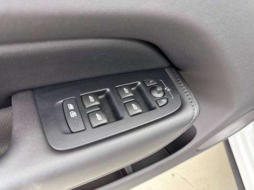 Volvo  XC60 T6 Recharge Ultra Dark | 20" Allseason | Trekhaak | Harman Kardon | Panoramadak | Head-up | Full ... ActivLease financial lease