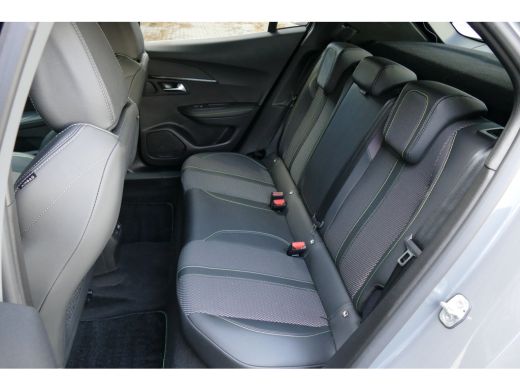 Peugeot e-2008 EV 156PK 56KWH GT AUTOMAAT / NAVI / CLIMA / CAMERA V+A / 17"LMV / KEYLESS / 8 JAAR GARANTIE / FUL... ActivLease financial lease