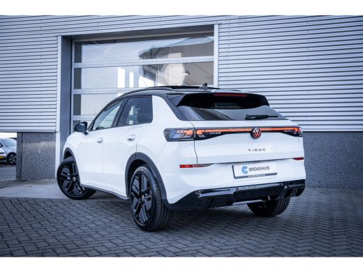 Volkswagen T-Roc R-Line First Edition | 'App-Connect' draadloze smartphone integratie | 30,5 cm display met 2D en ... ActivLease financial lease