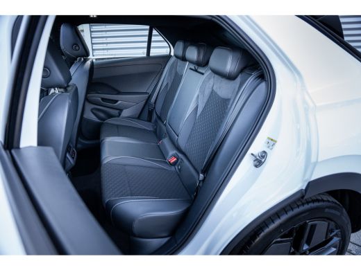 Volkswagen T-Roc R-Line First Edition | 'App-Connect' draadloze smartphone integratie | 30,5 cm display met 2D en ... ActivLease financial lease