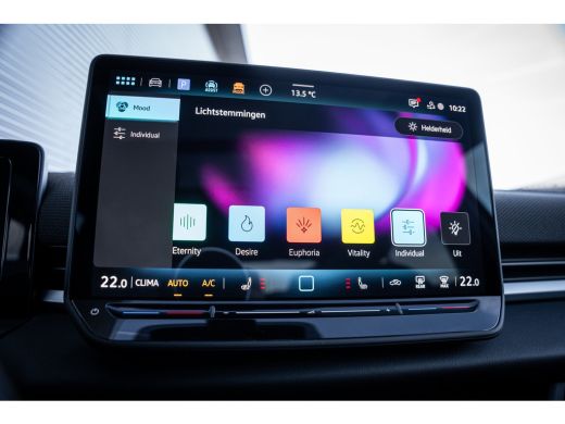 Volkswagen T-Roc R-Line First Edition | 'App-Connect' draadloze smartphone integratie | 30,5 cm display met 2D en ... ActivLease financial lease