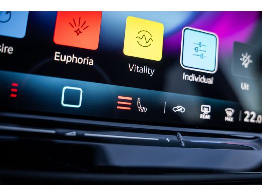 Volkswagen T-Roc R-Line First Edition | 'App-Connect' draadloze smartphone integratie | 30,5 cm display met 2D en ... ActivLease financial lease