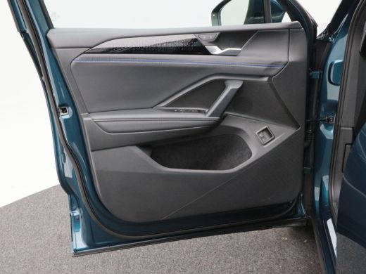 Volkswagen Tiguan 1.5 eHybrid 272 Pk Automaat R-Line | Trekhaak | Head-up | 360&deg; Camera | Stoel/Stuur Verwarming | ... ActivLease financial lease