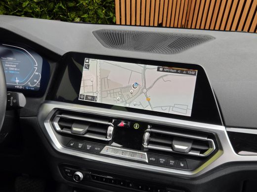 BMW 3 Serie Touring 320e Business Edition Plus | Trekhaak | Panoramadak | Stoelverwarming | Leder ActivLease financial lease