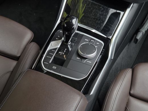 BMW 3 Serie Touring 320e Business Edition Plus | Trekhaak | Panoramadak | Stoelverwarming | Leder ActivLease financial lease
