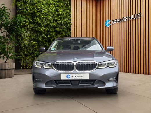 BMW 3 Serie Touring 320e Business Edition Plus | Trekhaak | Panoramadak | Stoelverwarming | Leder ActivLease financial lease