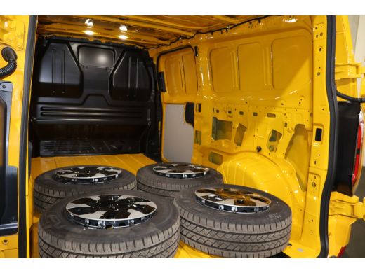 Ford E-Transit Custom 340 L2 H1 Trend 65 kWh Black Line ActivLease financial lease