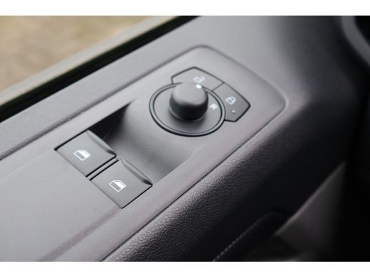 Ford E-Transit Custom 340 L2 H1 Trend 65 kWh Black Line ActivLease financial lease