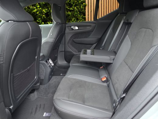 Volvo  EX40 Single Motor Plus 70 kWh | Trekhaak | Camera | Stuur/stoelverwarming | Pilot Assist ActivLease financial lease