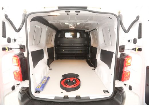 Peugeot e-Expert L2H1 75 kWh | NIEUW | Snelladen | SOH 99% | Airco | 3 Zits | Cruise | Camera | Carplay | Navi ActivLease financial lease