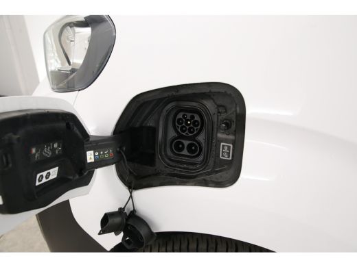 Peugeot e-Expert L2H1 75 kWh | NIEUW | Snelladen | SOH 99% | Airco | 3 Zits | Cruise | Camera | Carplay | Navi ActivLease financial lease