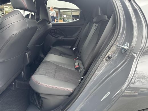 Toyota Yaris 1.5 Hybrid 130 GR SPORT PLUS PACK | 06-10141018 Voor meer informatie ActivLease financial lease