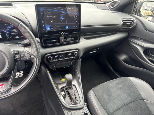 Toyota Yaris 1.5 Hybrid 130 GR SPORT PLUS PACK | 06-10141018 Voor meer informatie ActivLease financial lease