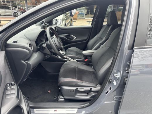 Toyota Yaris 1.5 Hybrid 130 GR SPORT PLUS PACK | 06-10141018 Voor meer informatie ActivLease financial lease