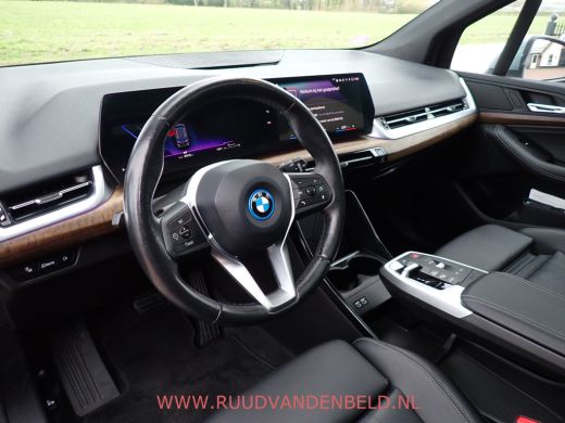 BMW 2 Serie Active Tourer 225e xDrive PANODAK / TREKHAAK / CARPLAY / CRUISE / LEER / NAVI ActivLease financial lease