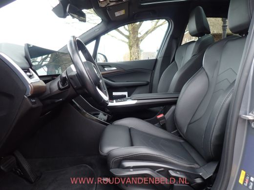 BMW 2 Serie Active Tourer 225e xDrive PANODAK / TREKHAAK / CARPLAY / CRUISE / LEER / NAVI ActivLease financial lease