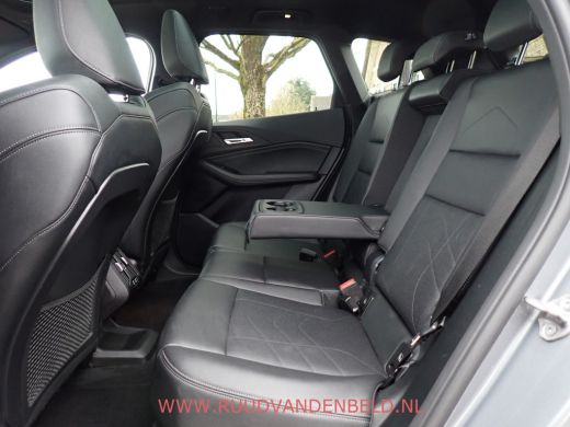 BMW 2 Serie Active Tourer 225e xDrive PANODAK / TREKHAAK / CARPLAY / CRUISE / LEER / NAVI ActivLease financial lease