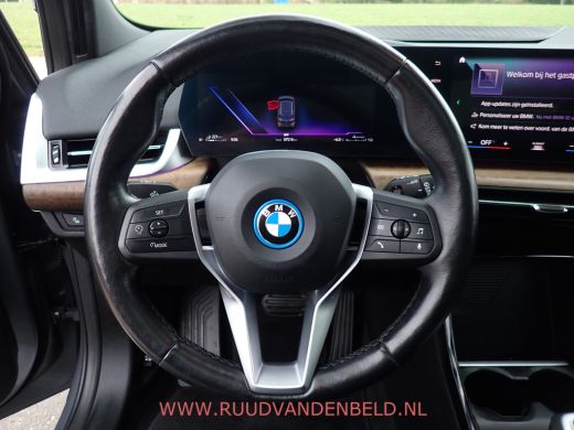 BMW 2 Serie Active Tourer 225e xDrive PANODAK / TREKHAAK / CARPLAY / CRUISE / LEER / NAVI ActivLease financial lease