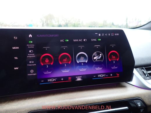 BMW 2 Serie Active Tourer 225e xDrive PANODAK / TREKHAAK / CARPLAY / CRUISE / LEER / NAVI ActivLease financial lease