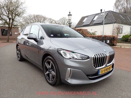 BMW 2 Serie Active Tourer 225e xDrive PANODAK / TREKHAAK / CARPLAY / CRUISE / LEER / NAVI ActivLease financial lease