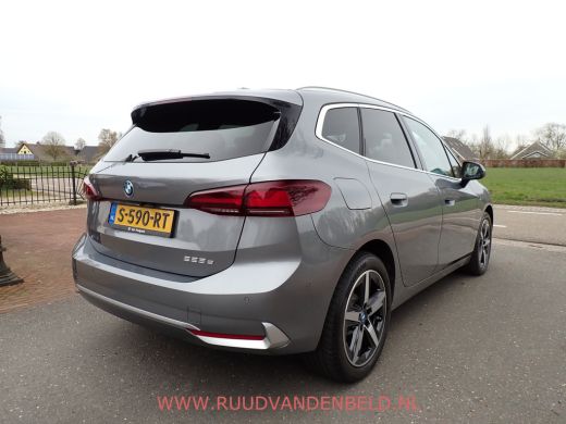 BMW 2 Serie Active Tourer 225e xDrive PANODAK / TREKHAAK / CARPLAY / CRUISE / LEER / NAVI ActivLease financial lease