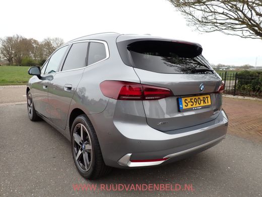 BMW 2 Serie Active Tourer 225e xDrive PANODAK / TREKHAAK / CARPLAY / CRUISE / LEER / NAVI ActivLease financial lease