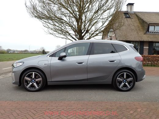 BMW 2 Serie Active Tourer 225e xDrive PANODAK / TREKHAAK / CARPLAY / CRUISE / LEER / NAVI ActivLease financial lease
