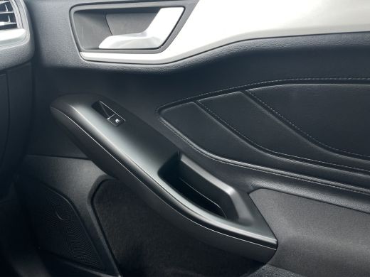 Ford Focus 1.0 EcoBoost Hybrid Trend Edition Business | Trekhaak | Camera | Adaptive Cruise | DAB ActivLease financial lease