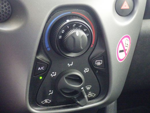 Toyota Aygo 1.0 VVT-i x-play Airco, Carplay, 5 DRS, NL/NAP! ActivLease financial lease