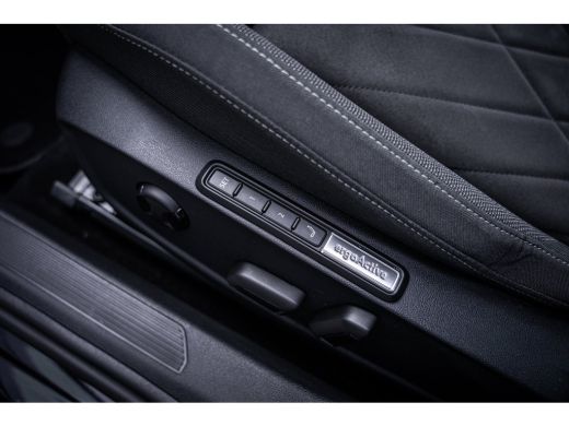 Volkswagen Golf 1.4 eHybrid Style | Achteruitrijcamera | Cruise control adaptief met Stop&Go en stuurhulp | Licht... ActivLease financial lease