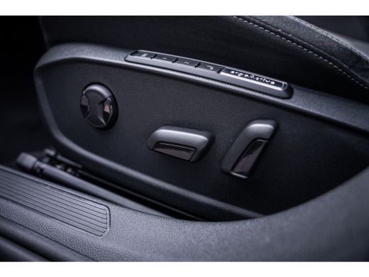 Volkswagen Golf 1.4 eHybrid Style | Achteruitrijcamera | Cruise control adaptief met Stop&Go en stuurhulp | Licht... ActivLease financial lease