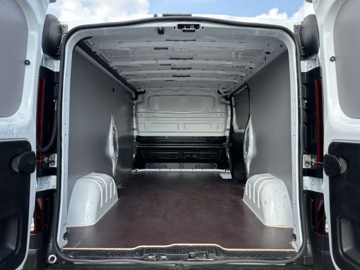 Renault Trafic 2.0 DCi 150 PK AUTOMAAT / L2H1 / TREKHAAK / **18.350 km** / AIRCO / CRUISE / CAMERA / 3-ZITS / LE... ActivLease financial lease