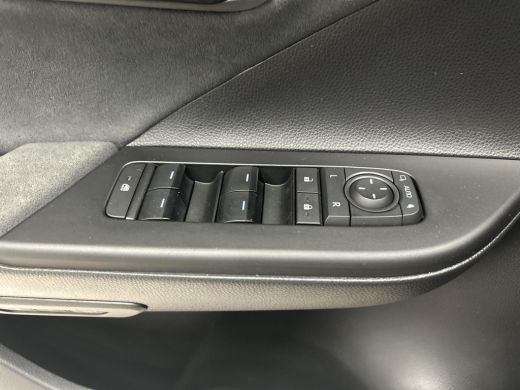 Toyota C-HR 2.0 Plug-in Hybrid 220 Executive ActivLease financial lease