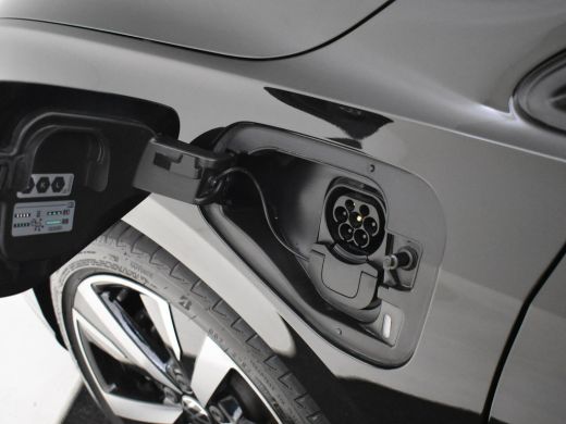 Volkswagen Golf 1.5 eHybrid Life Edition 204Pk DSG/AUTO | Glazen panorama-dak | Achteruitrijcamera | Apple carpla... ActivLease financial lease