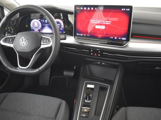 Volkswagen Golf 1.5 eHybrid Life Edition 204Pk DSG/AUTO | Glazen panorama-dak | Achteruitrijcamera | Apple carpla... ActivLease financial lease