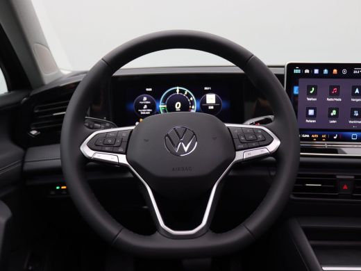 Volkswagen Tiguan 1.5 eHybrid Life Edition 204PK DSG Pano-Schuifdak, Trekhaak, 19" LM Velgen, Navi via apple carpla... ActivLease financial lease